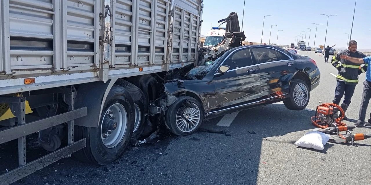 Tıra arkadan çarpan otomobildeki 5 kişi yaralandı