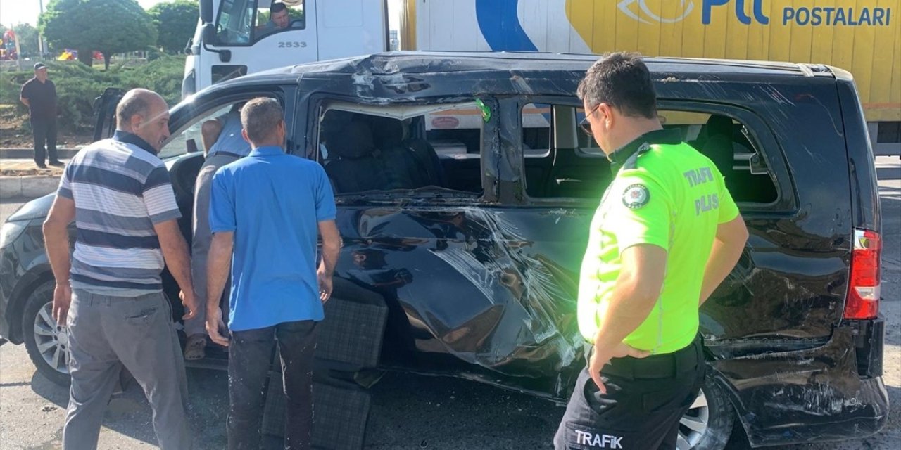 Turist minibüsü ile otomobil çarpıştı