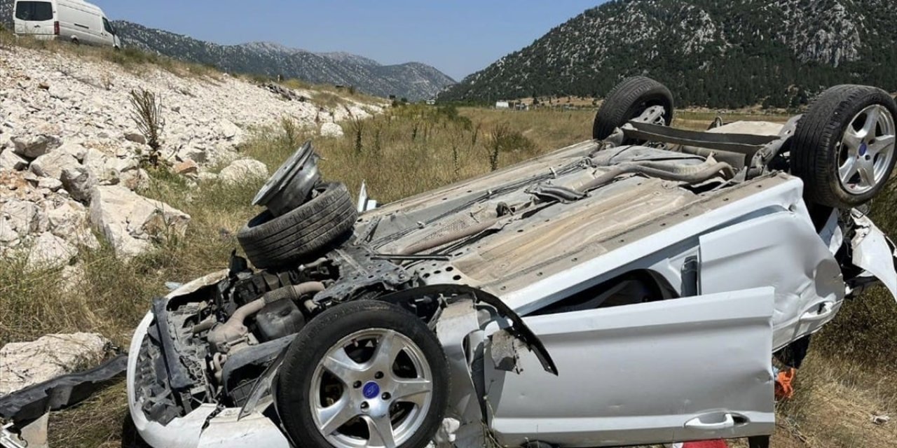 Konya'da şarampole devrilen otomobildeki 5 kişi yaralandı