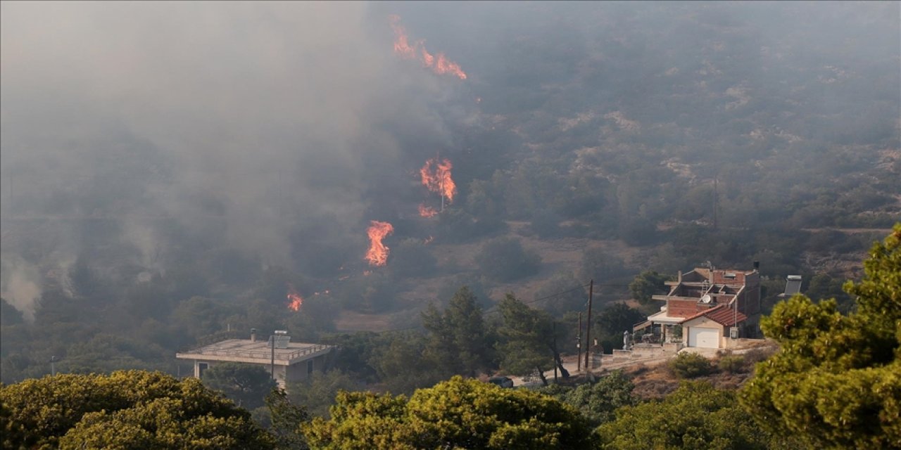 Atina yakınlarındaki Keratea bölgesinde çıkan yangın nedeniyle yeni yerleşim alanları tahliye edildi