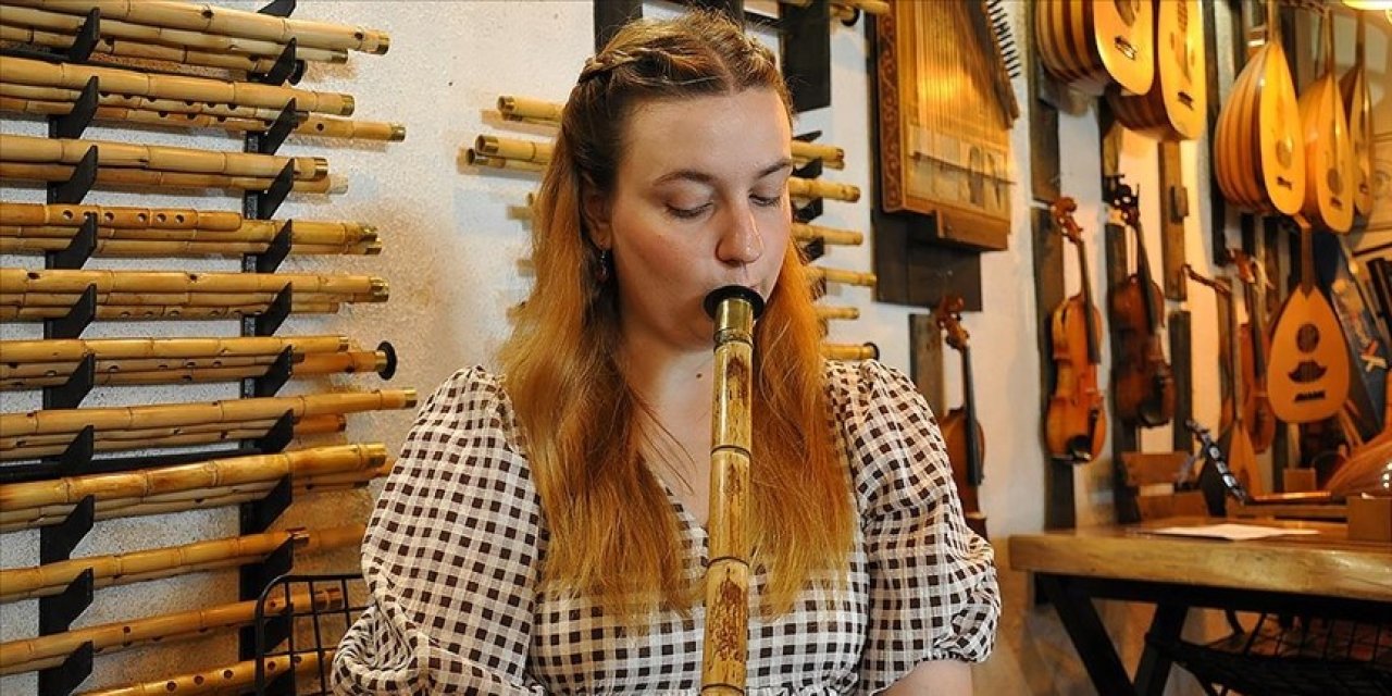 Kadın neyzenden geleneksel ezgiler