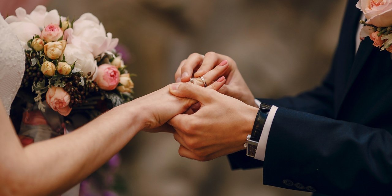 Evlenecek gençlere indirim sağlayan firma artıyor