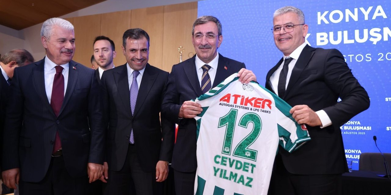 Cevdet Yılmaz'a Konyaspor forması hediye edildi