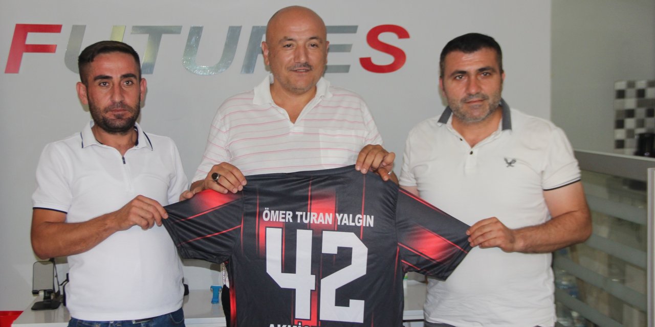 Akkisespor  yönetimi   Yalgın’a  forma hediye etti