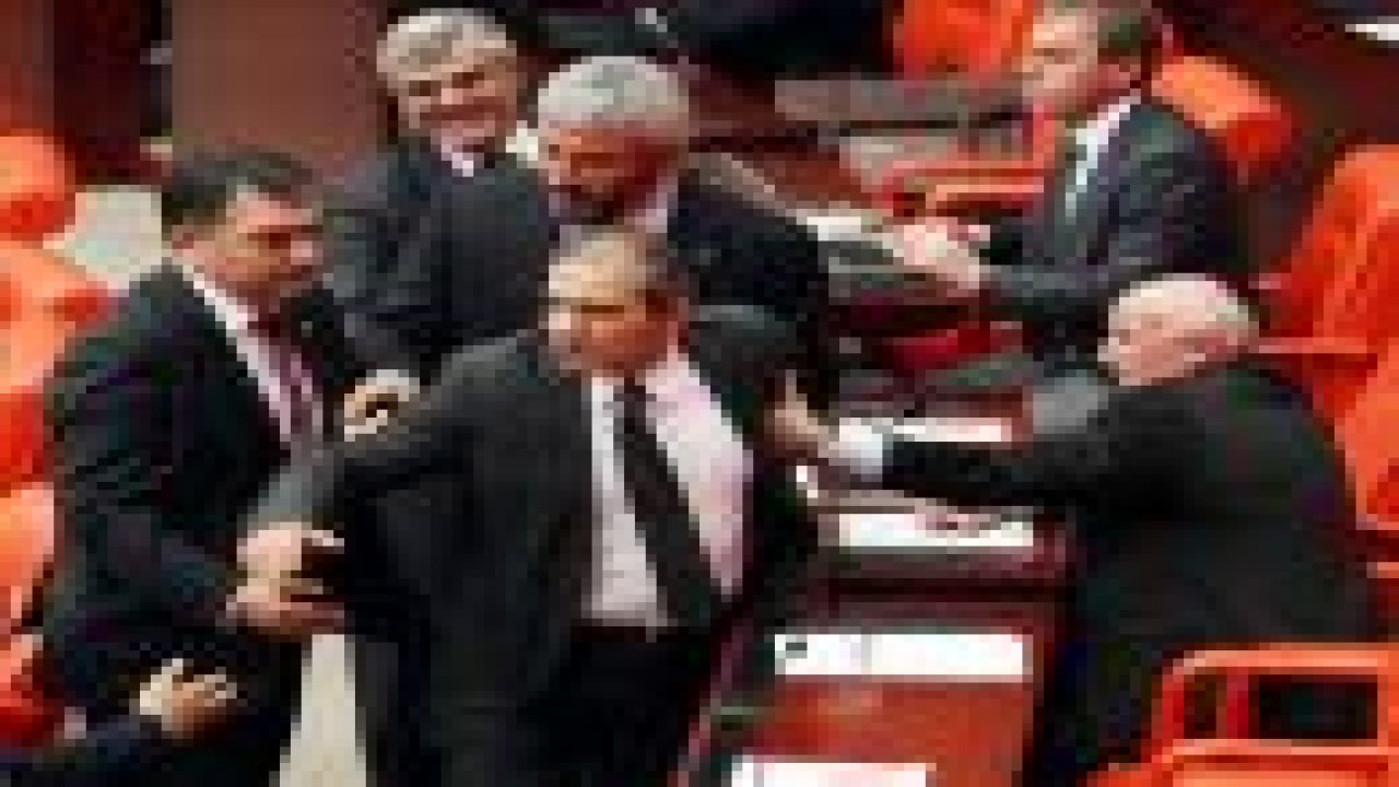 Vekillerin kavgası kameralara böyle yansıdı