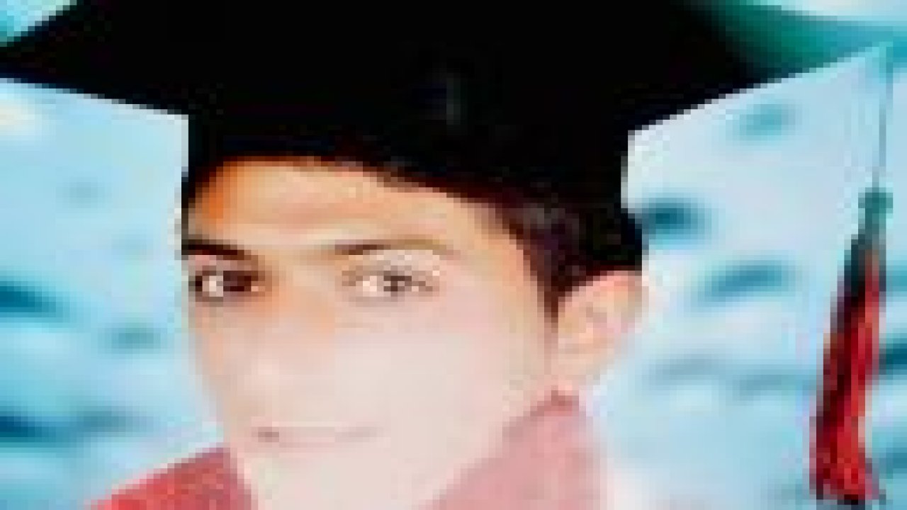 Kaza geçiren genç otobüsün üzerinde can verdi