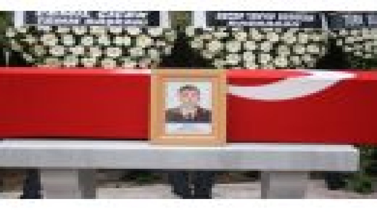 Şehidin annesi oğlunu el sallayarak uğurladı