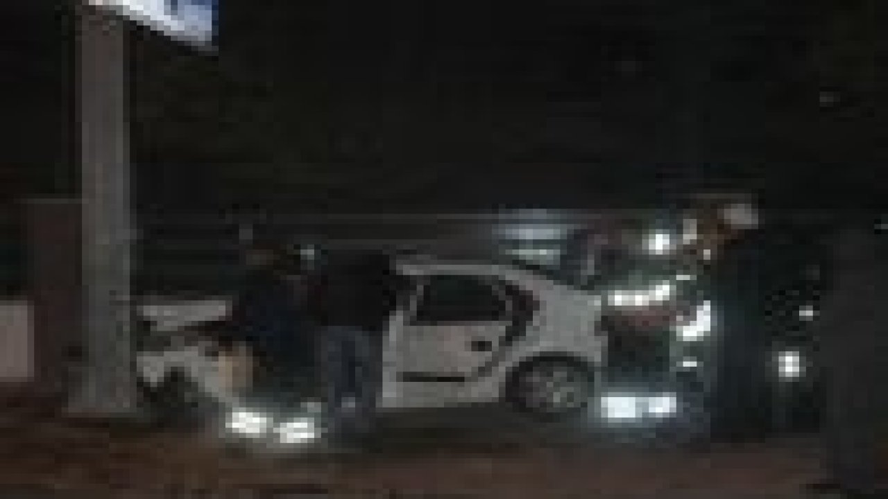 Virajı alamayan otomobil direğe çarptı