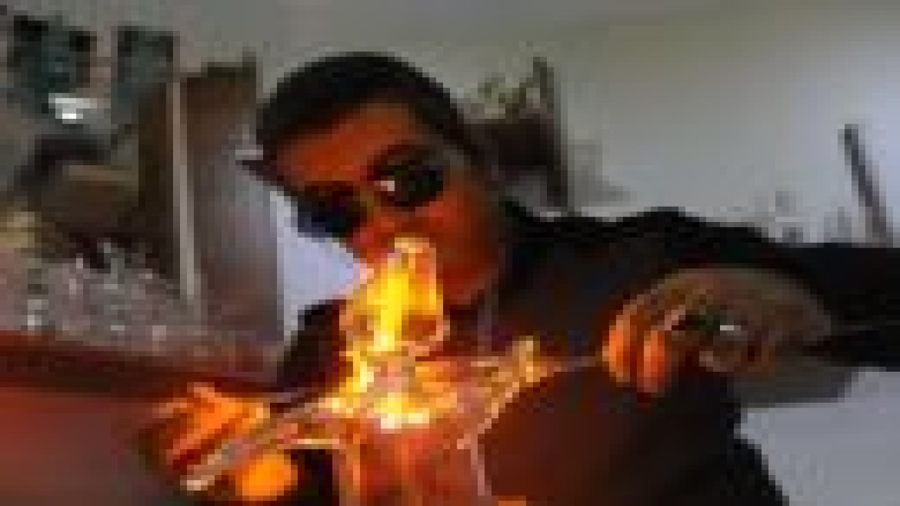 Nefesiyle cama şekil veriyor