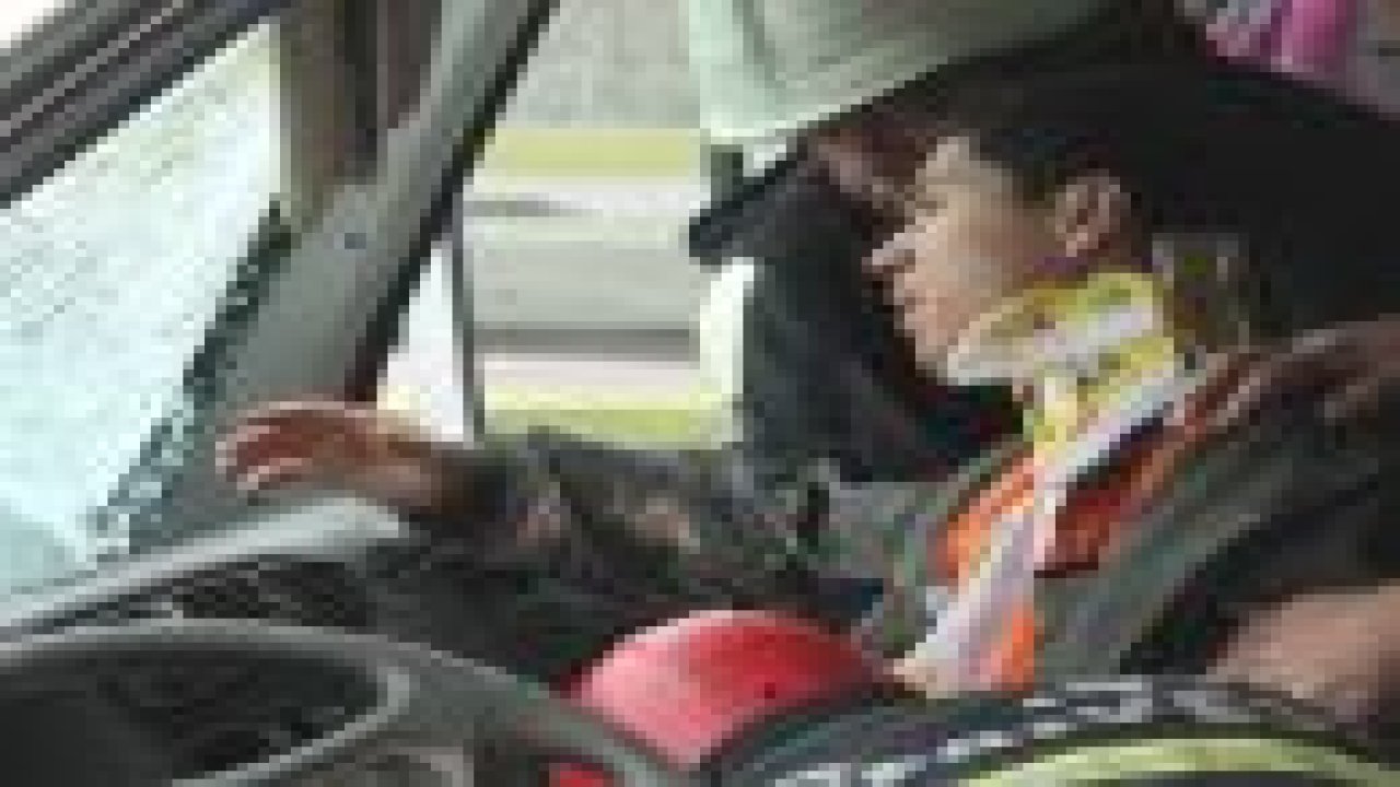 Kamyonet tramvaya çarptı