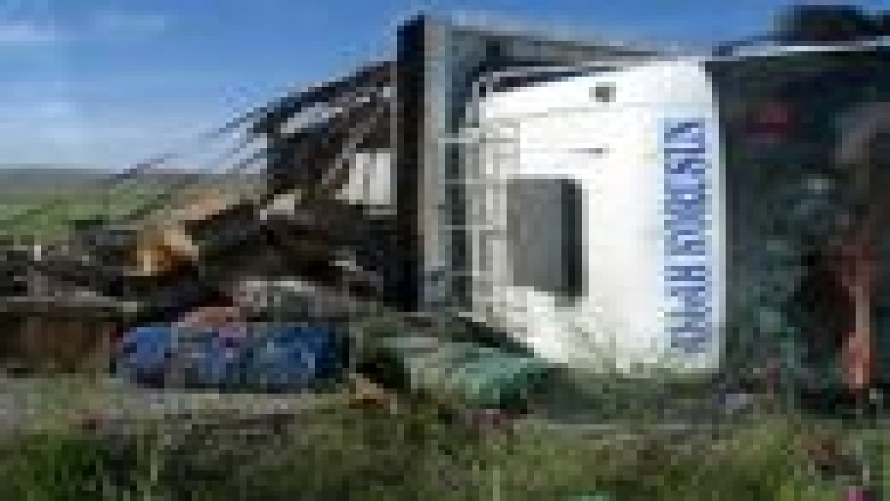 Konya'da arı kovanı yüklü kamyon devrildi: 2 yaralı