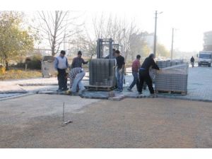 Mustafakemalpaşa'da Parke Döşeme Çalışmaları Sürüyor