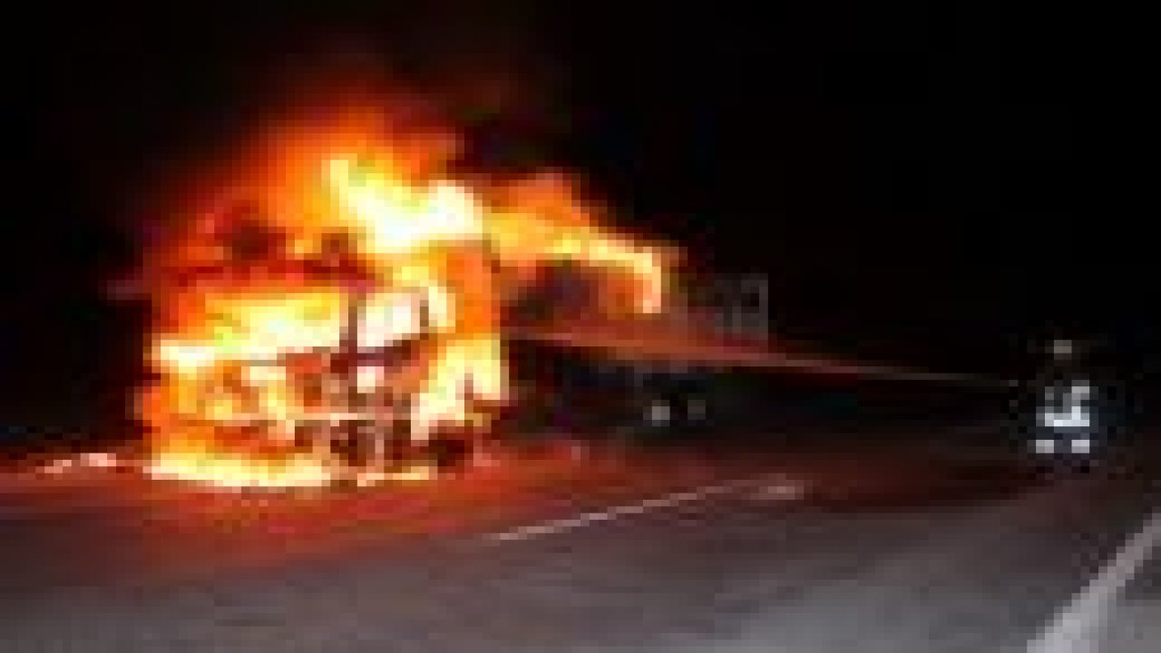 Alev alev yanan kamyon küle döndü