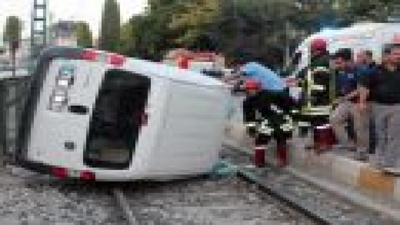 Yaşlı çift ticari araçla tramvay yoluna uçtu