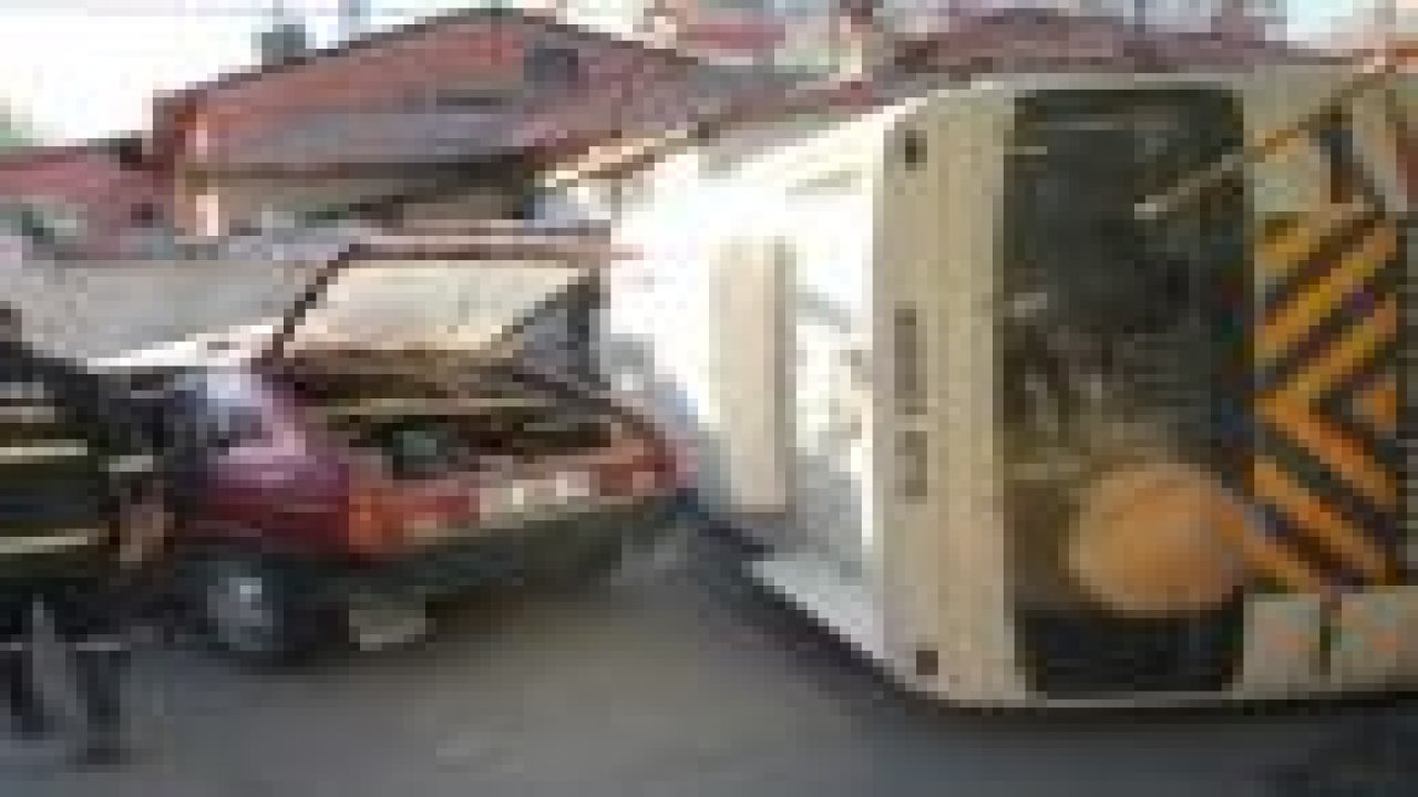 Öğrenci servisi kaza yaptı:1 ölü, 19 yaralı