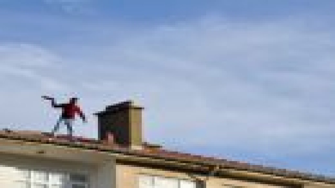 Yakalanacağını anlayınca çatıya çıktı