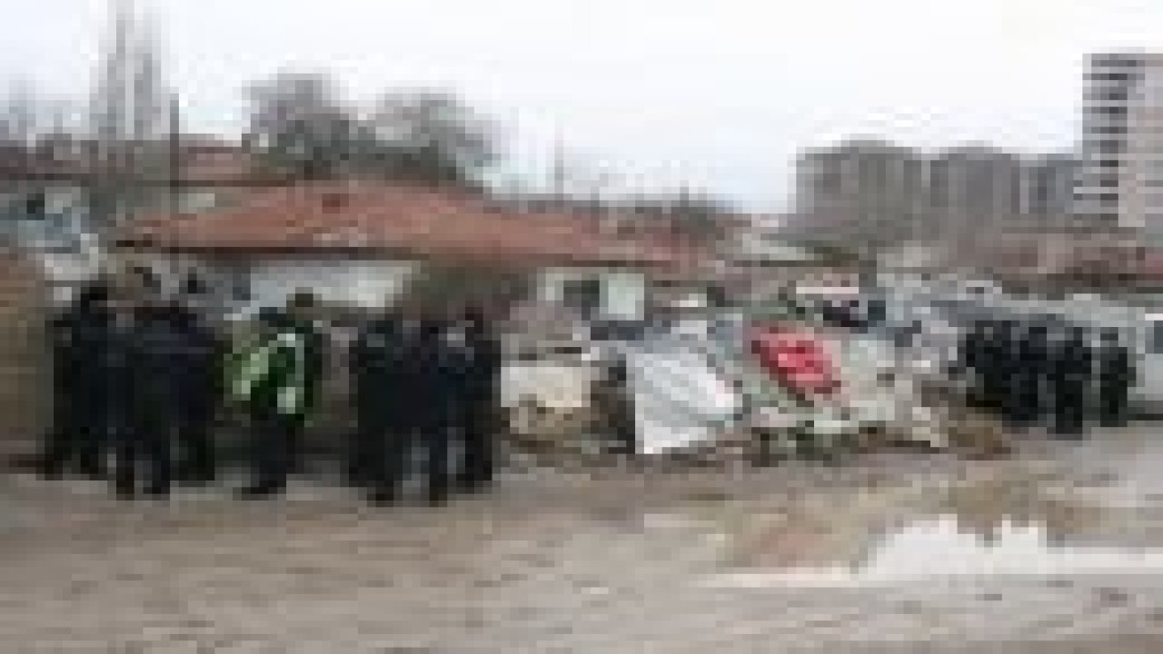 Konya'da 300 polisle yıkım