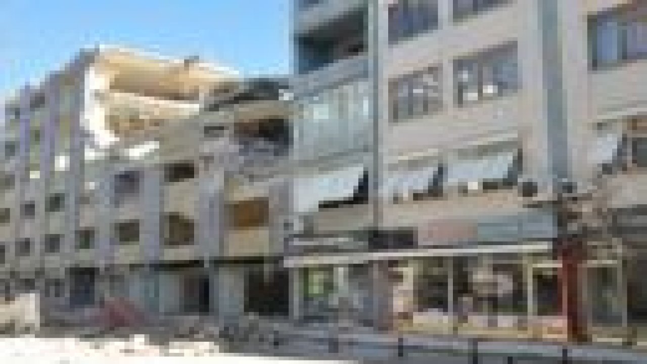 Yan binadaki çalışma yatak odasının duvarını yıktı