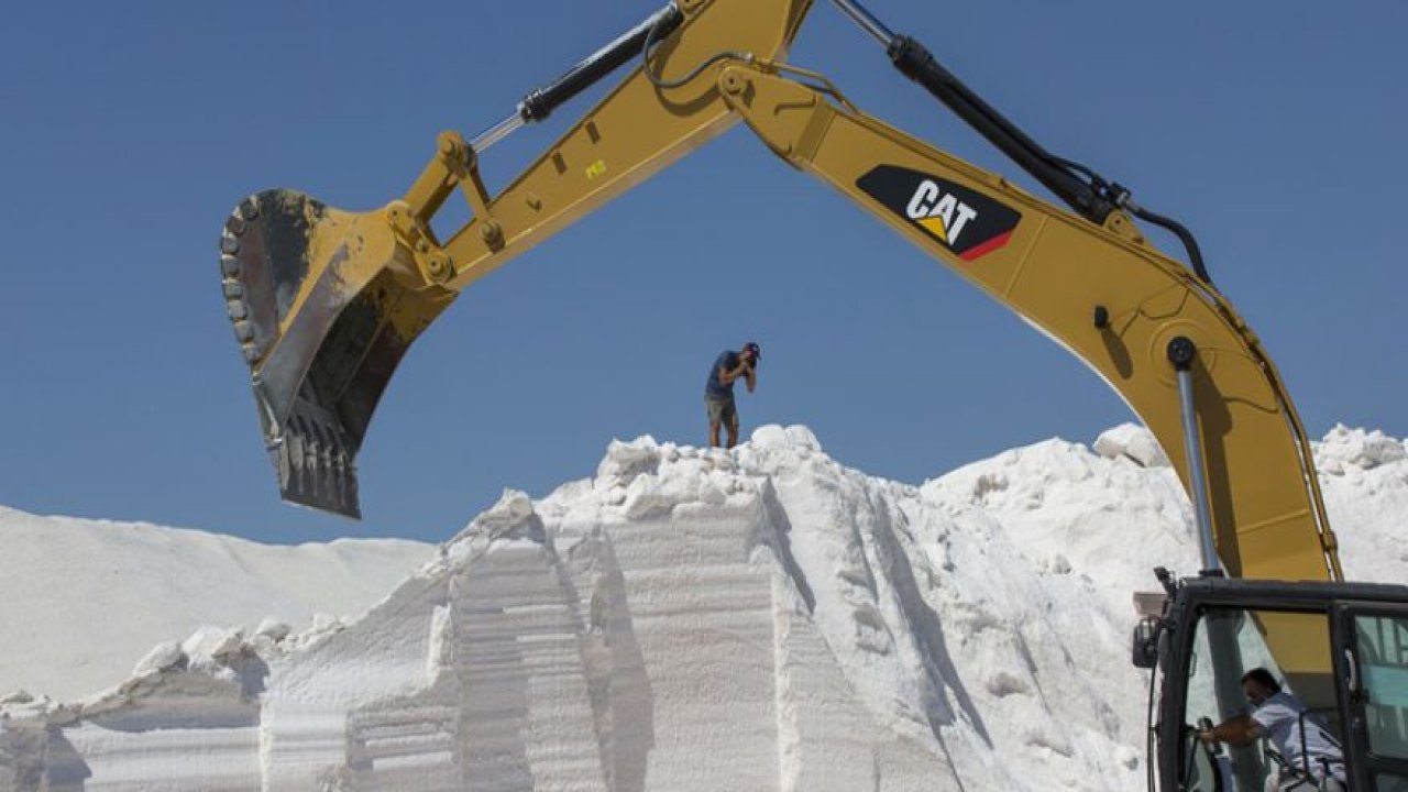 Su ekip tuz biçiyorlar