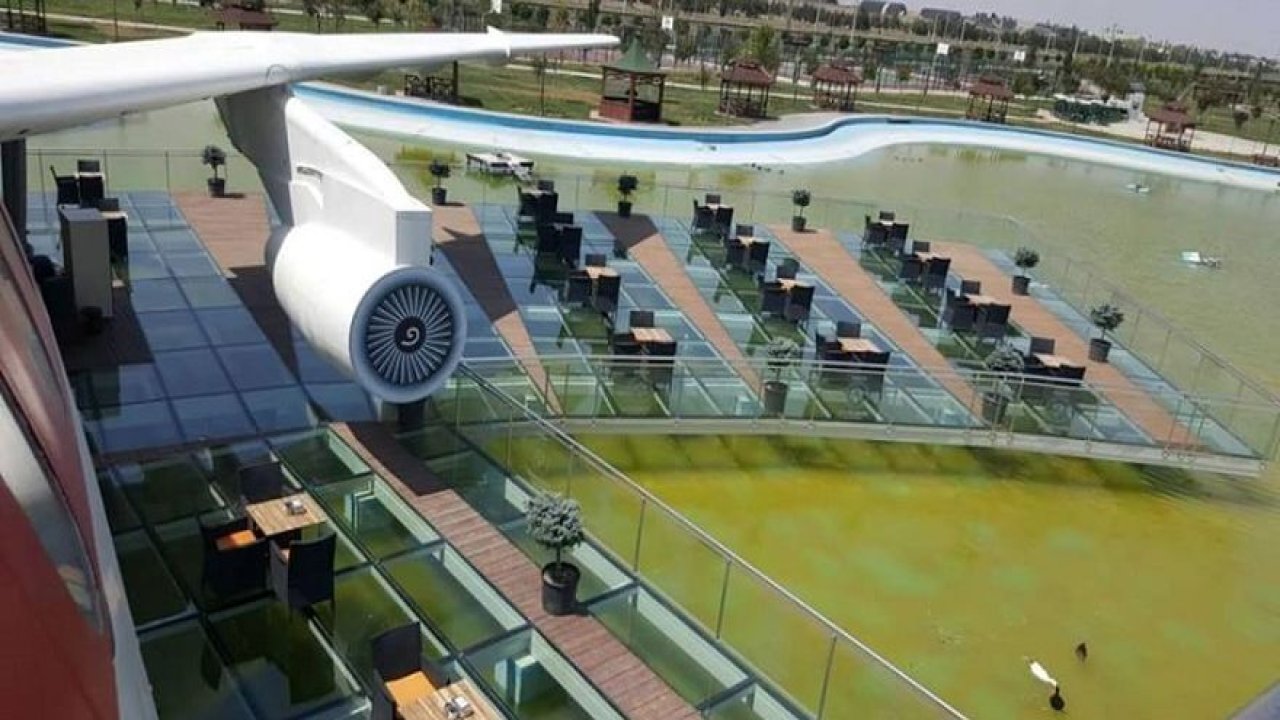 Uçak Restoran ve  Kafe'de sona doğru