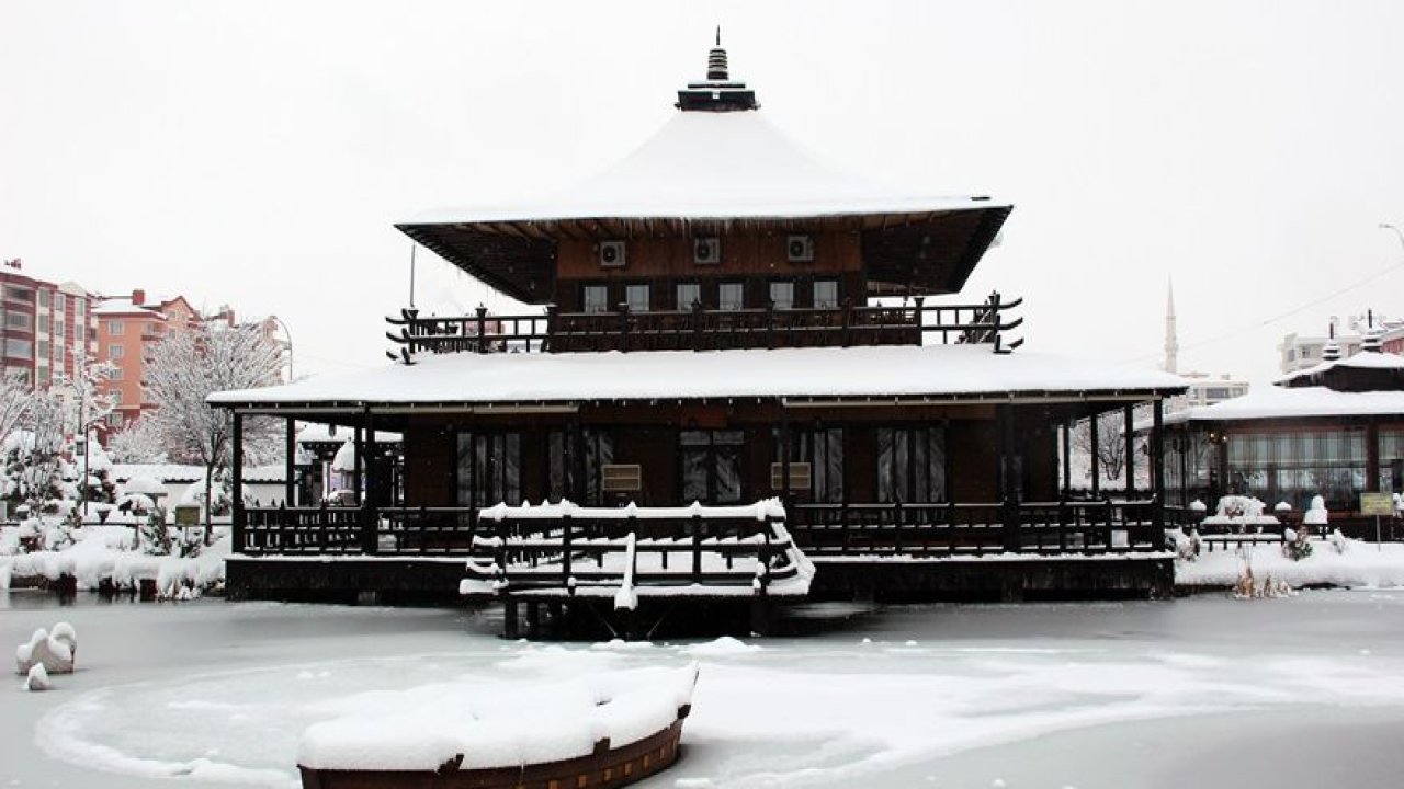 Japon Parkı'nda kar güzelliği