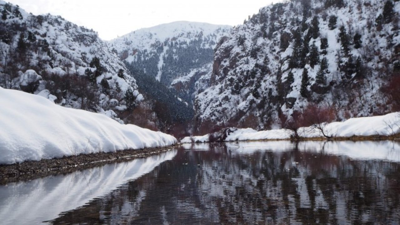 Bozkır Aygırdibi Şelalesi kış aylarında doğa severleri bekliyor