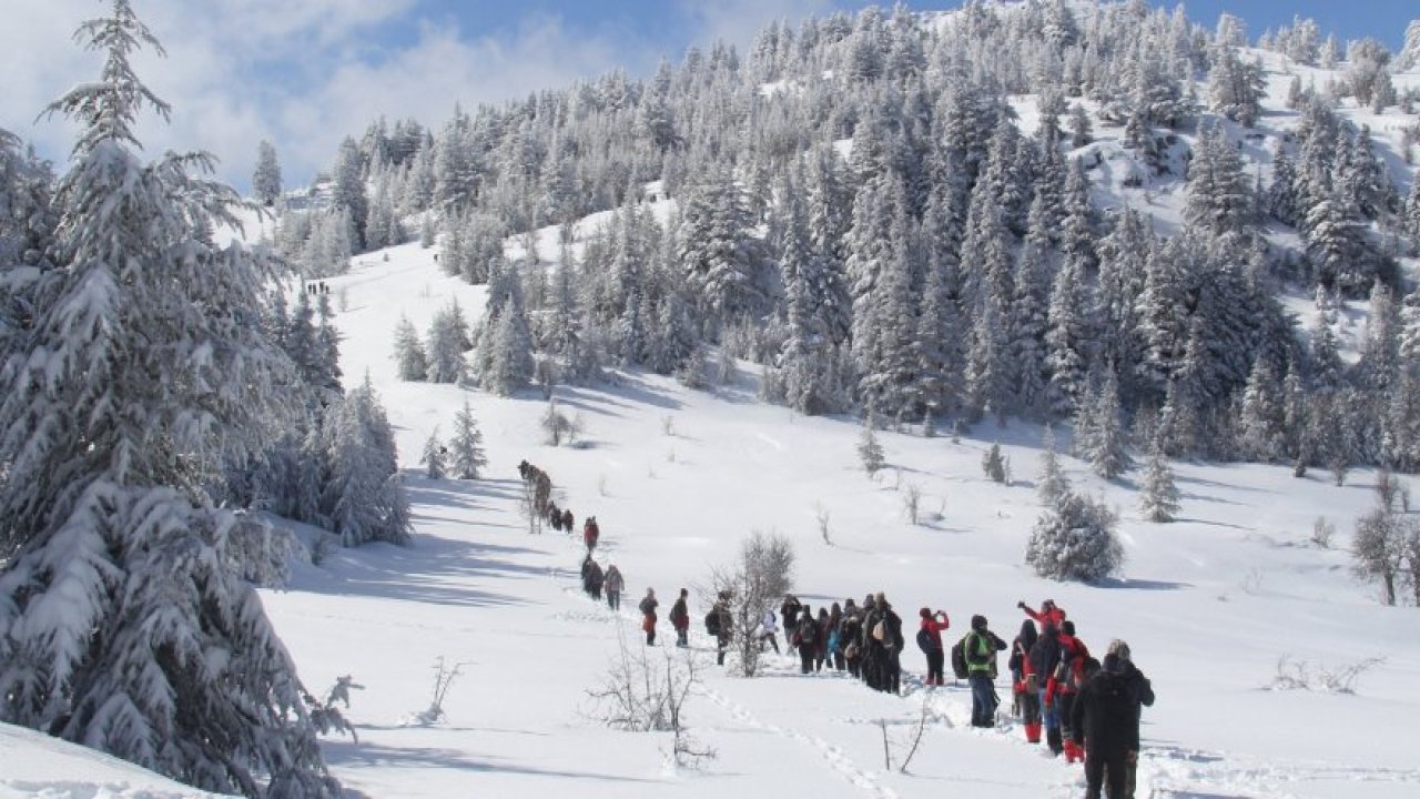 Doğaseverler dağın zirvesine tırmanarak çığ altında kalan şehitleri andı