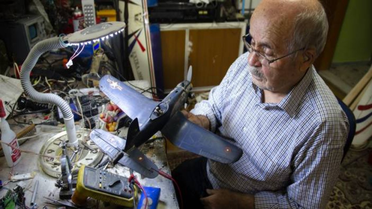 Model uçak tutkusu nedeniyle evinin bir odasını atölyeye dönüştürdü