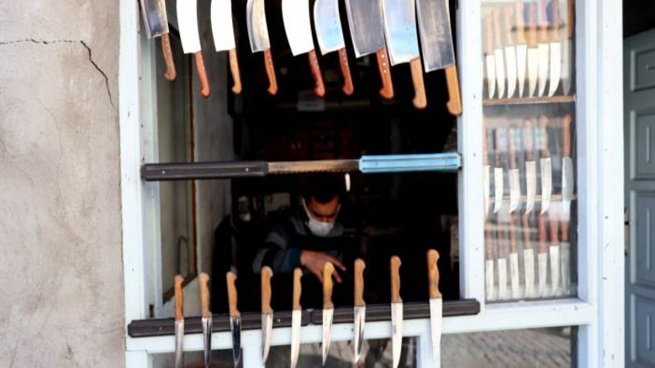 Geleneksel el yapımı bıçakların ikinci kuşak ustası, çocukluğundan beri çeliğe şekil veriyor