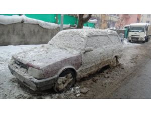 Muş'ta Üzeri Buz Tutmuş Otomobil Görenleri Şaşırttı