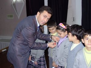 Küçük öğrencilere Kurdela Töreni