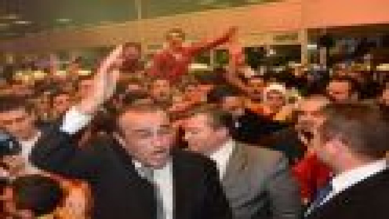 Galatasaray taraftarından MANU'ya olaylı karşılama