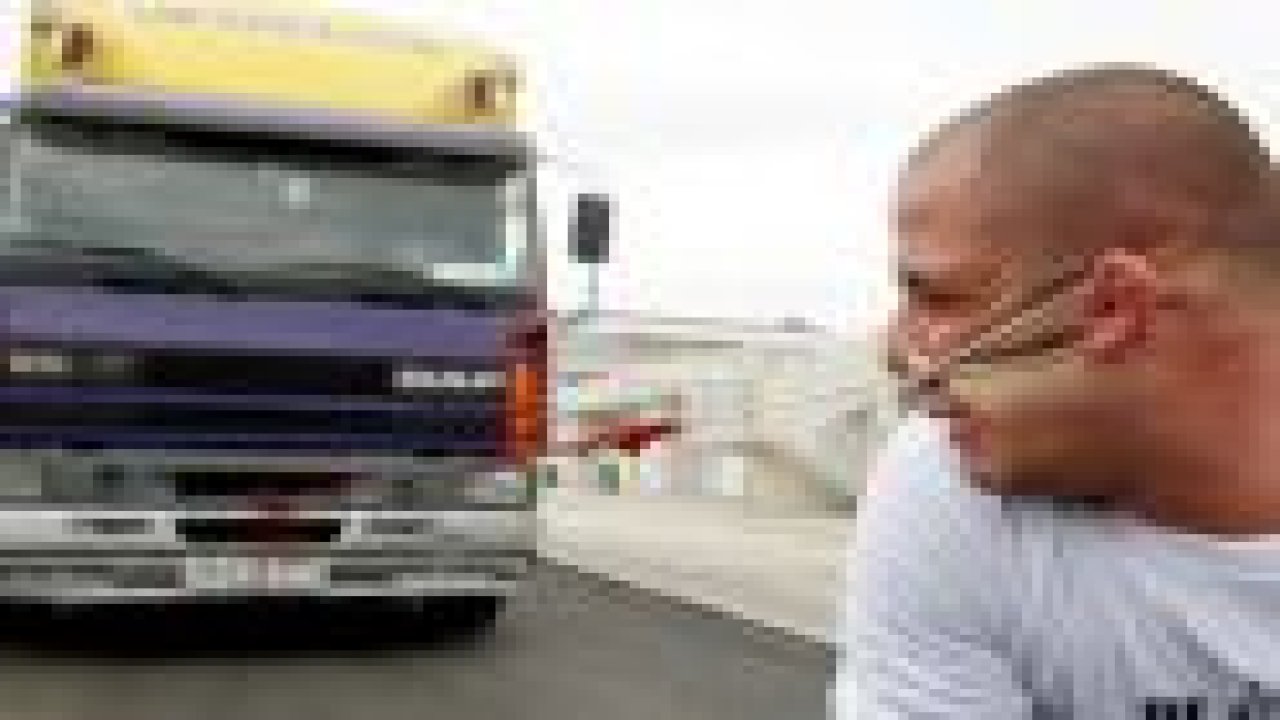 8 Tonluk kamyonu kulağıyla çekti