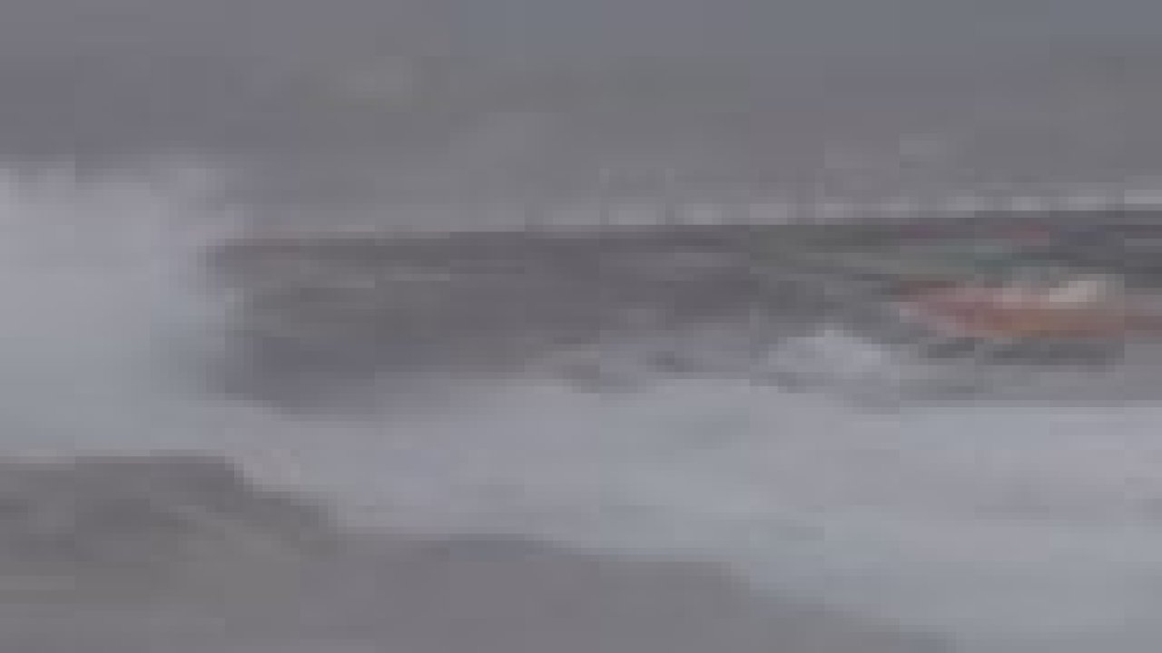 Kurtarma botu kayalıklara çarptı!