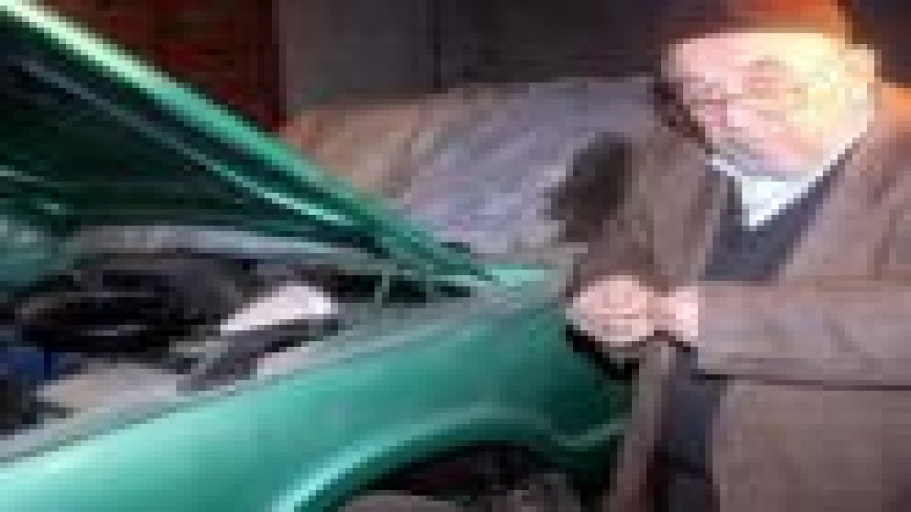 Otomobilini 33 yıldır odada saklıyor