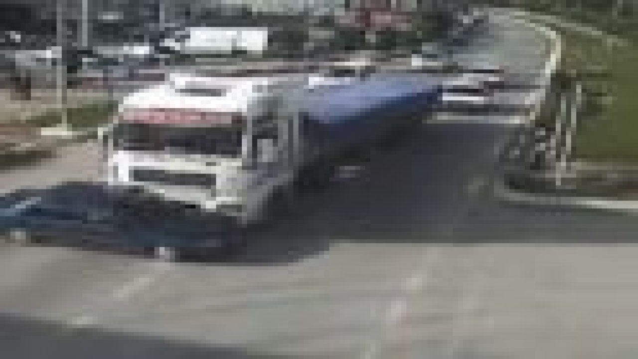 TIR otomobili metrelerce sürükledi