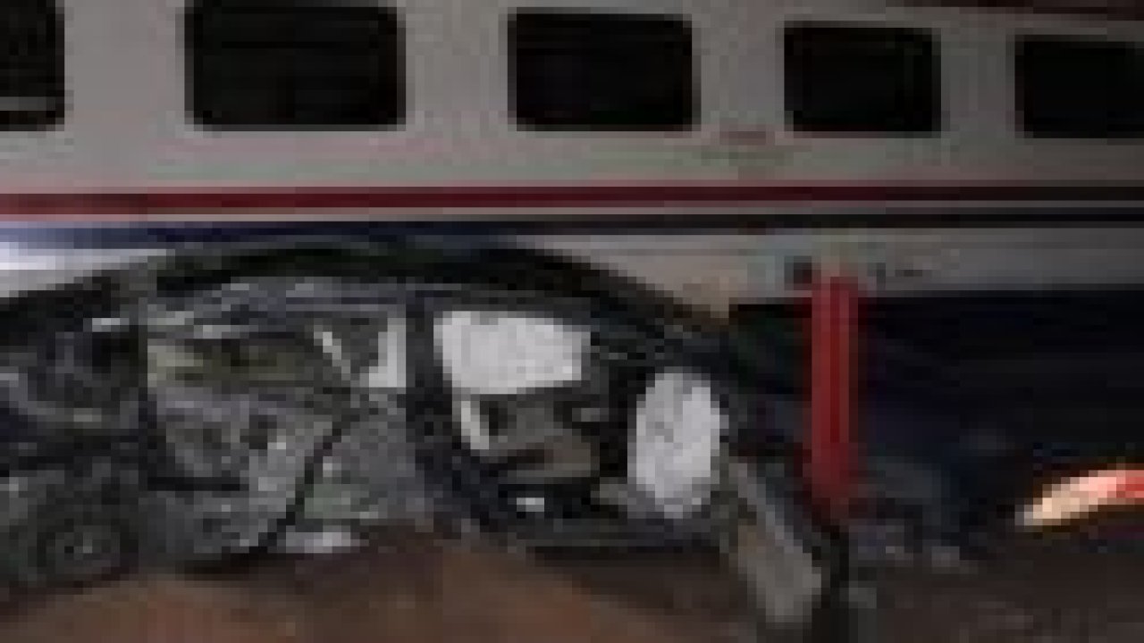 Yolcu treni otomobile çarptı
