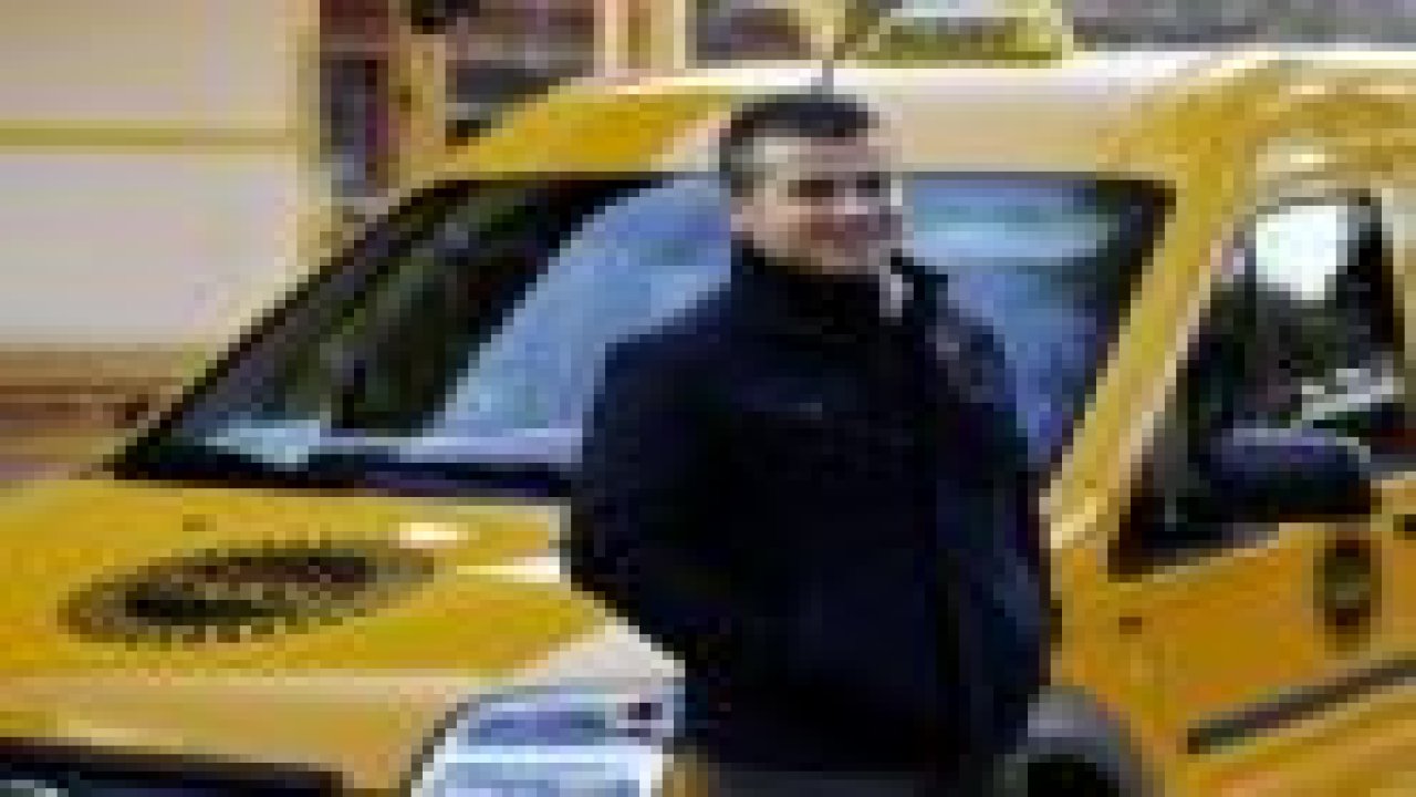 Kılıç taksi şoförü oldu, yolcu onu tanımadı