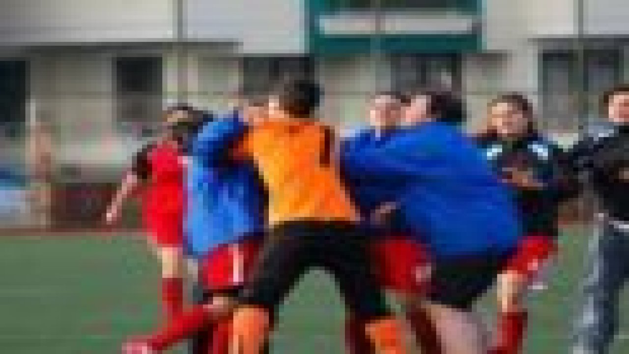 Kadın futbolcular tekme tokat birbirine girdi!