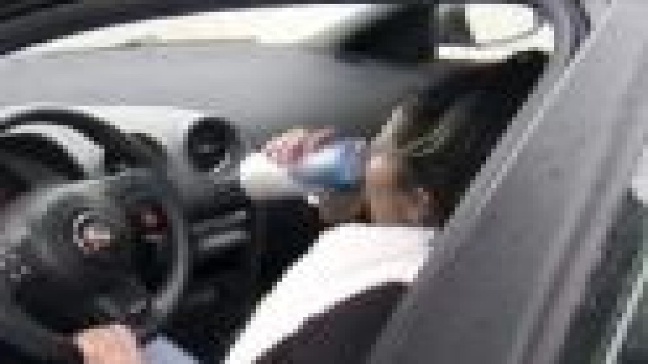 Alkollü araç kullandı polisin yanında da içti