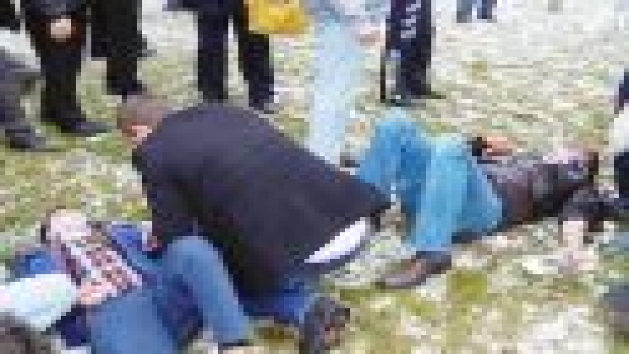 Kampüste tramvay ile minibüs çarpıştı