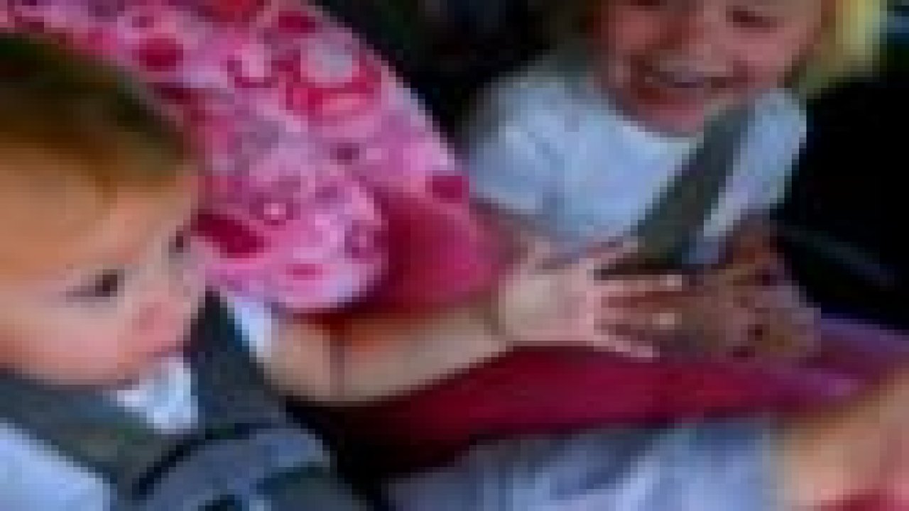 Gangam Style şarkısını duyunca uyanan bebek!