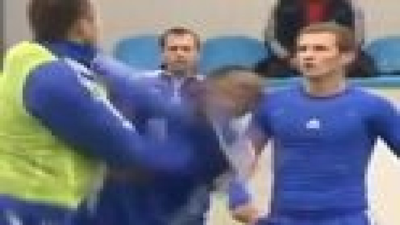 Antrenmanda yumruk yumruğa birbirine girdiler