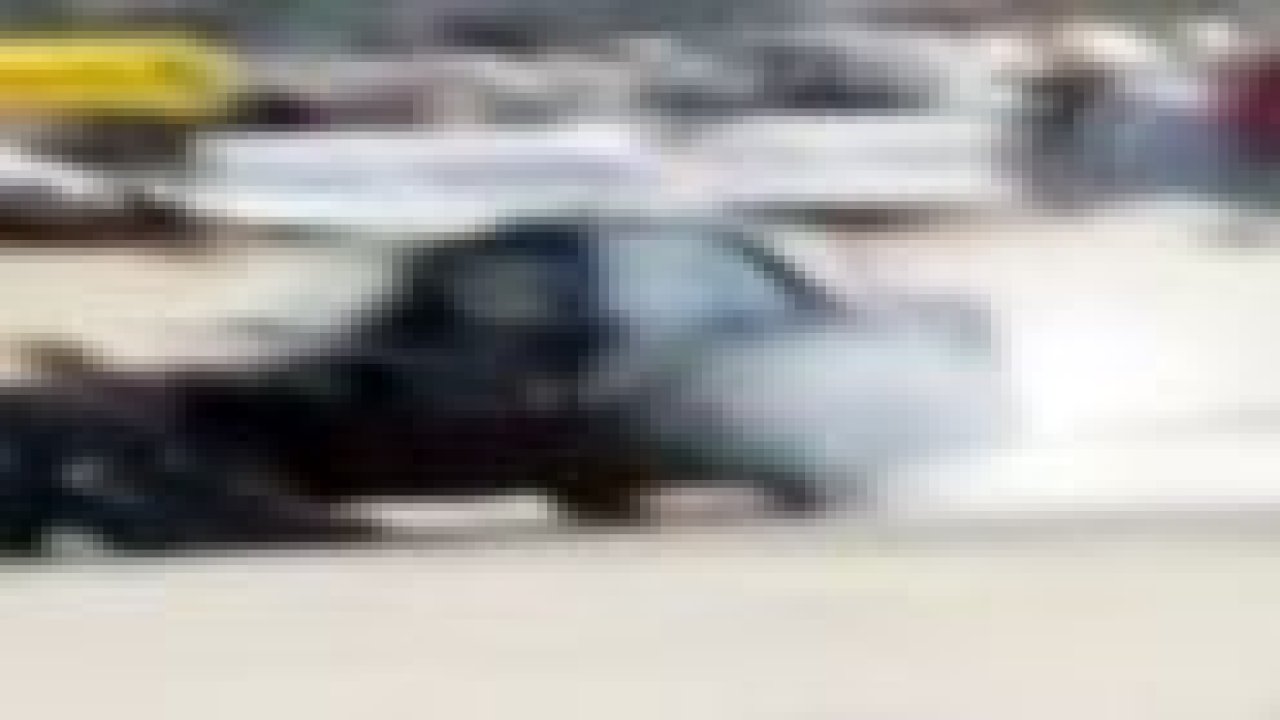 Şov yaparken aracın altında kaldı