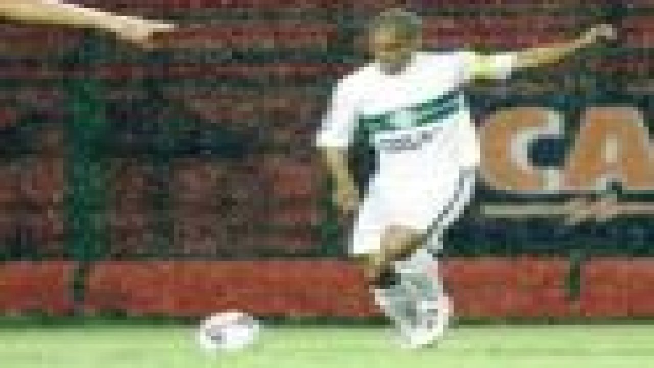 Alex’ten 90’a 25 m’den frikik golü!