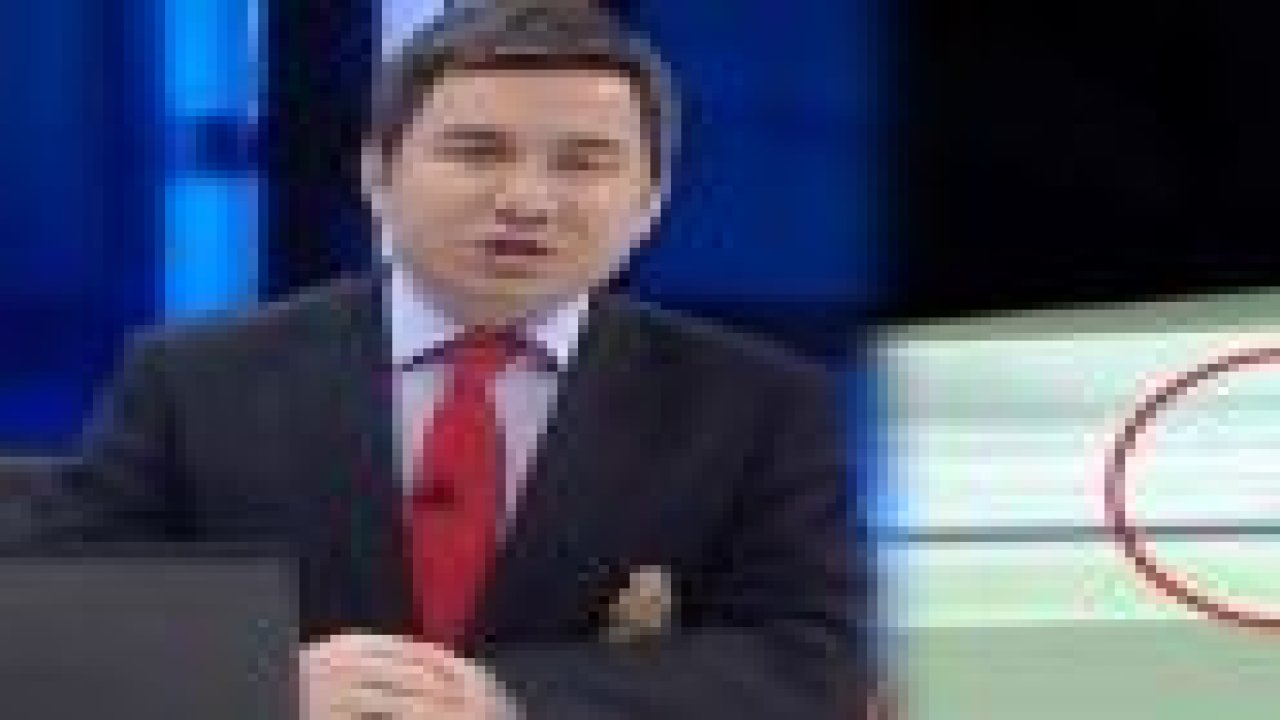 Sineğe gazete okutan sunucu