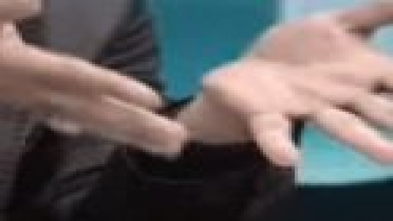 Canlı yayında ellerinden su akıttı