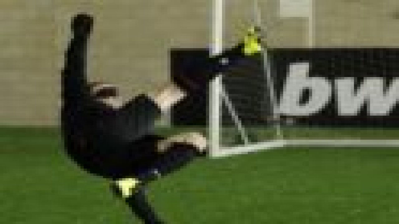 Wayne Rooney gözleri bağlı vole golü attı