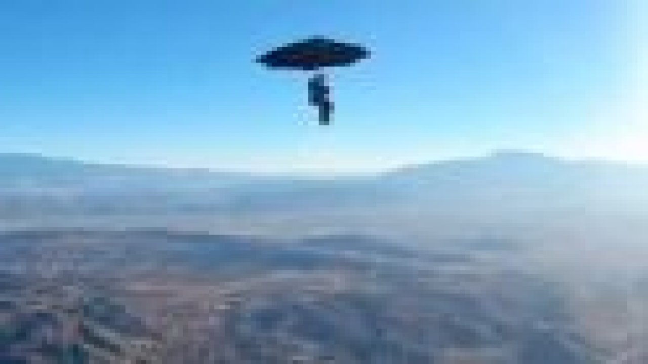 Yüzlerce metre yükseklikten şemsiyeyle atladı