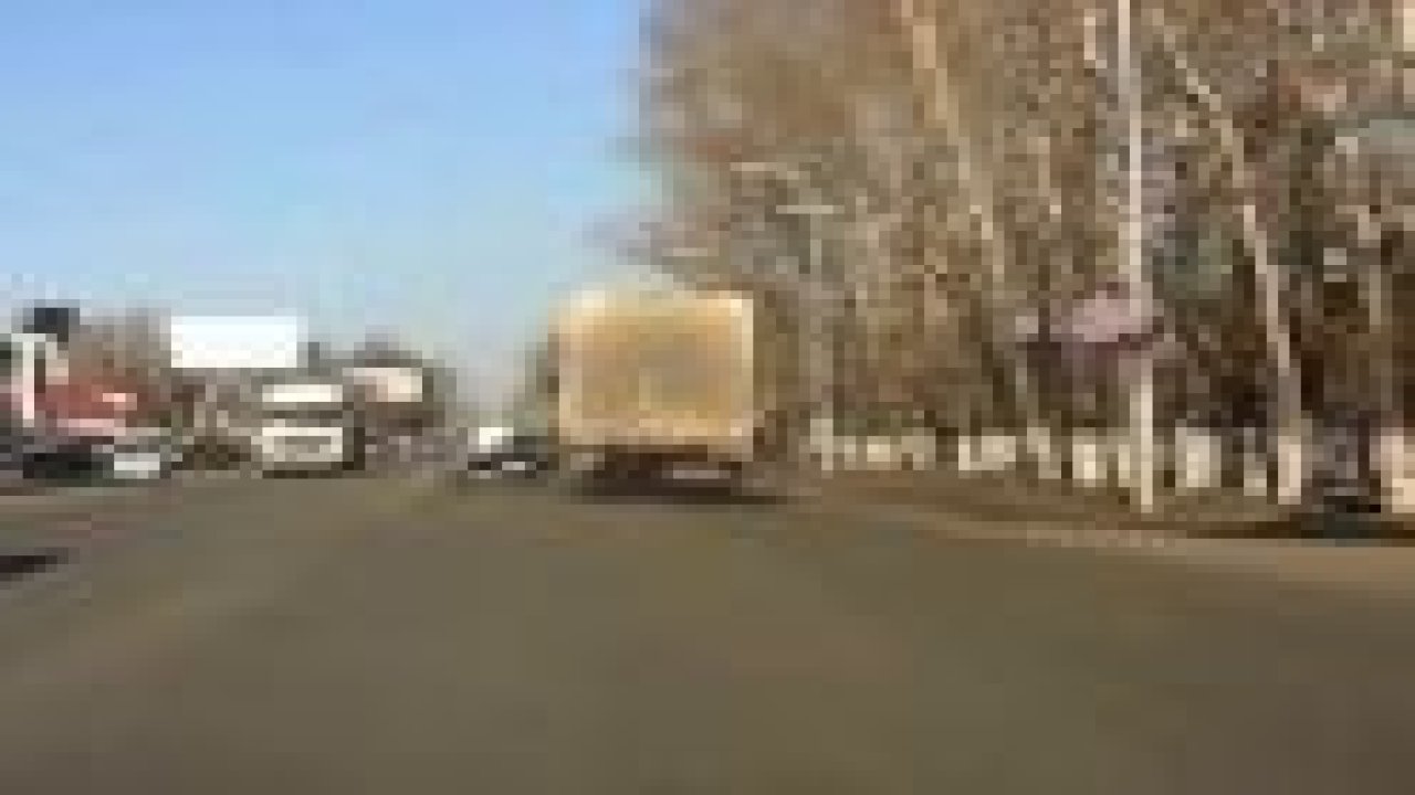 TIR'ın altından geçti, araçtan sağ çıktı